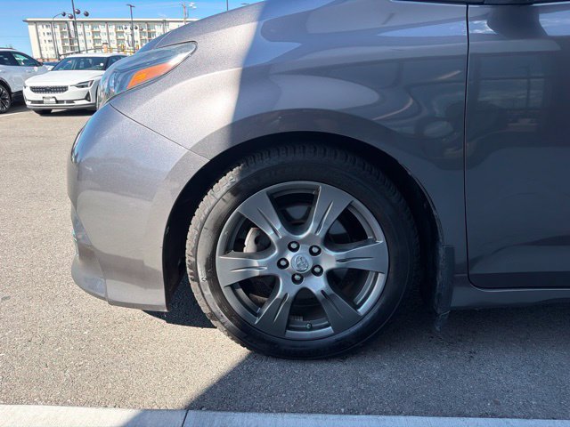 Used 2017 Toyota Sienna SE Premium FWD image 4