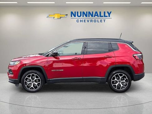 Used 2025 Jeep Compass Limited AWD/4WD image 2