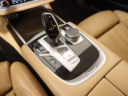 Used 2022 BMW 740i w/ Premium Package image 9