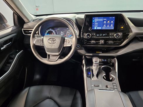 Certified 2024 Toyota Highlander XLE AWD/4WD image 9