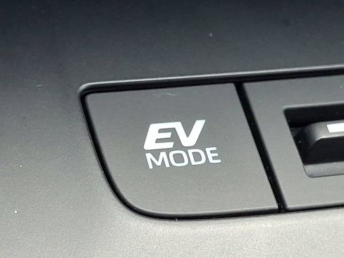 Used 2022 Toyota Venza XLE AWD/4WD image 25