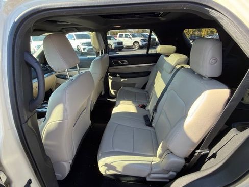 Used 2018 Ford Explorer XLT w/ Equipment Group 202A image 7
