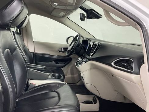 Used 2023 Chrysler Pacifica Touring-L FWD image 19
