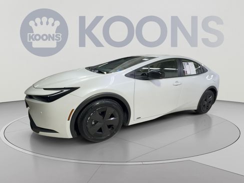 Used 2025 Toyota Prius LE AWD/4WD image 5