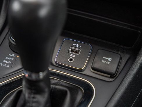 Used 2019 Jeep Cherokee Limited image 34