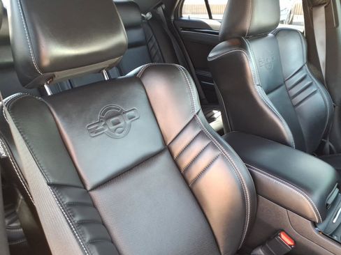 Used 2023 Chrysler 300 C image 11