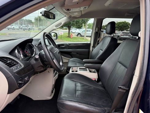 Used 2013 Chrysler Town & Country Touring FWD image 11