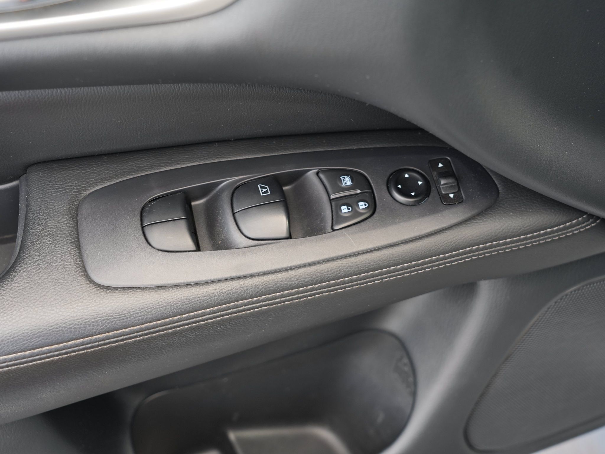 Used 2020 Nissan Pathfinder S AWD/4WD image 17
