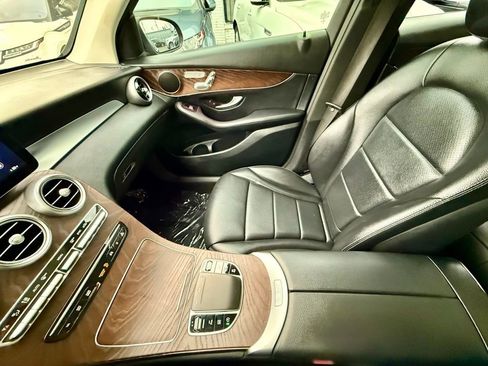 Used 2021 Mercedes-Benz GLC 300 w/ Premium Package image 26