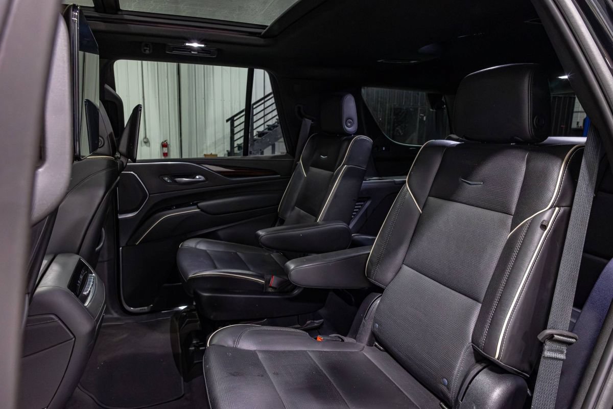 Used 2023 Cadillac Escalade Premium Luxury AWD/4WD image 12