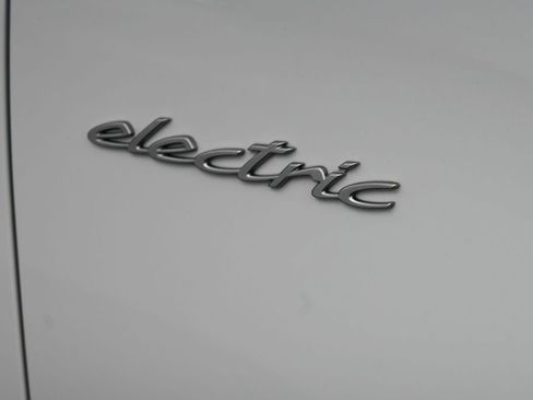 Certified 2025 Porsche Macan Electric RWD image 31