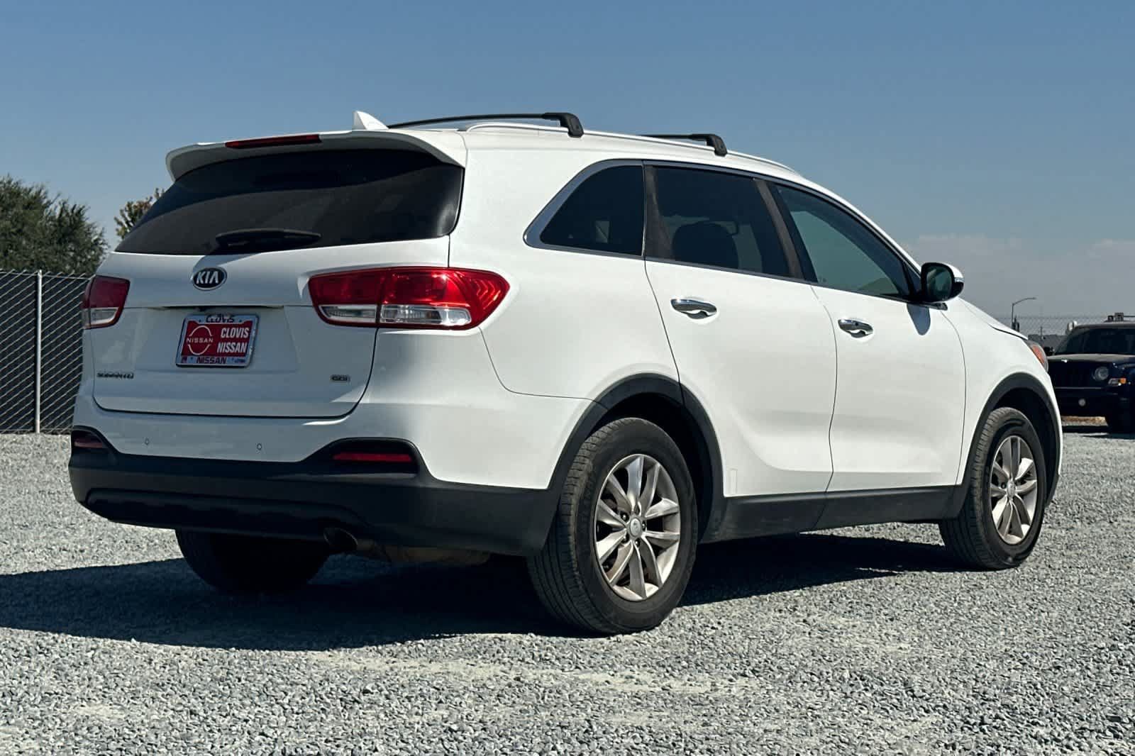 Used 2017 Kia Sorento FWD w/ LX Convenience Package image 3
