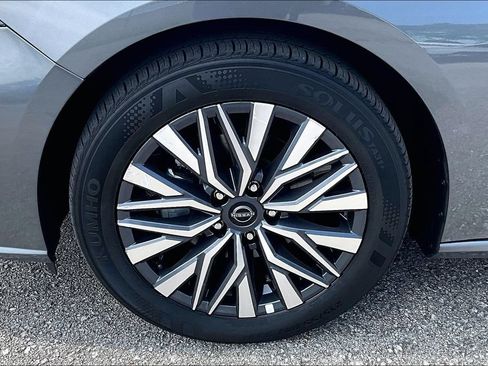 Used 2025 Nissan Altima 2.5 SV FWD image 11