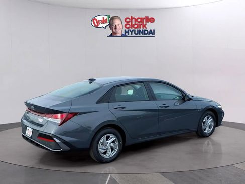 New 2026 Hyundai Elantra SE FWD image 4