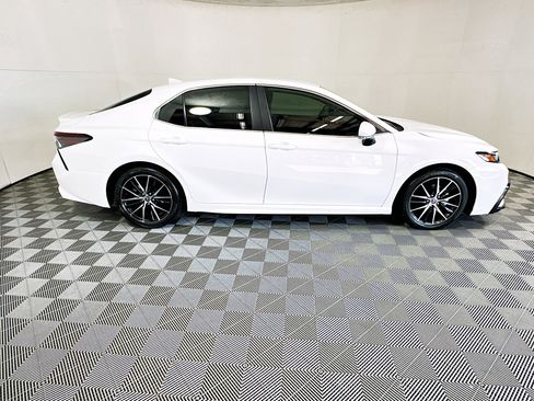 Used 2024 Toyota Camry SE image 2