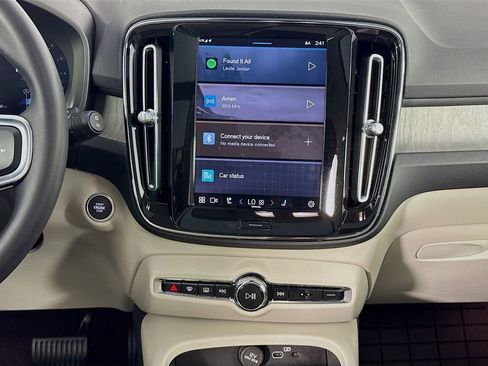 Used 2024 Volvo XC40 B5 Ultimate w/ Protection Package Premier image 32