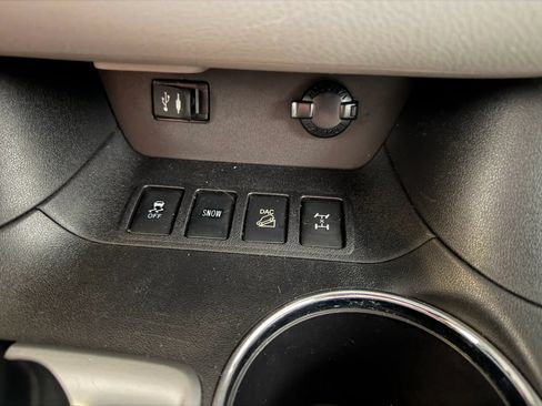 Used 2015 Toyota Highlander LE AWD/4WD image 21
