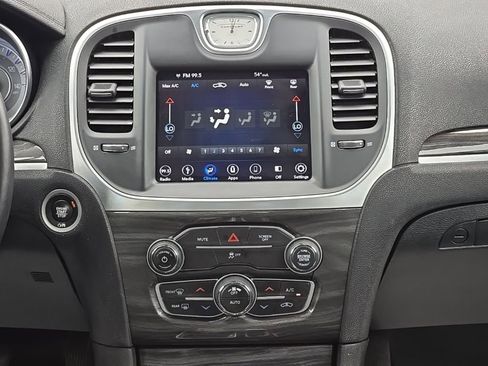 Certified 2018 Chrysler 300 Touring w/ Driver Convenience Group image 30