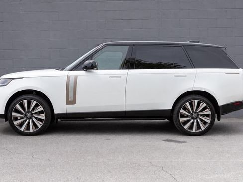 Used 2024 Land Rover Range Rover SV AWD/4WD image 4