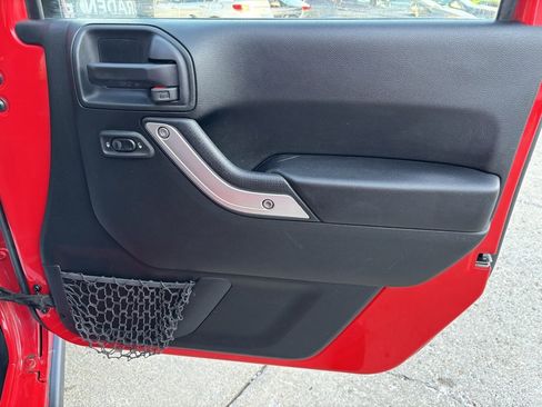 Used 2018 Jeep Wrangler Unlimited Rubicon w/ Connectivity Group image 27