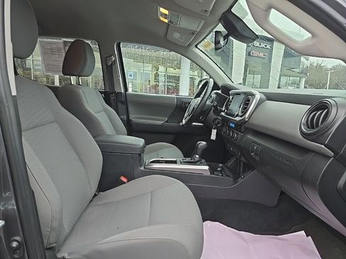 Used 2022 Toyota Tacoma SR5 AWD/4WD image 17