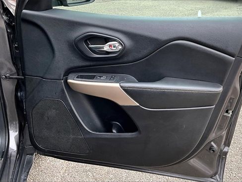 Used 2018 Jeep Cherokee Limited image 23