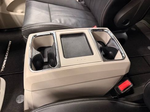 Used 2015 Chrysler Town & Country Touring-L w/ Driver Convenience Group FWD image 34