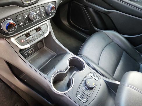 Used 2024 GMC Terrain SLT image 20