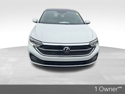 Used 2023 Volkswagen Jetta SE image 2