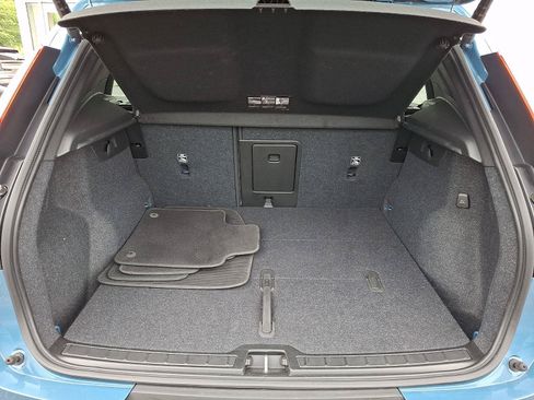 Certified 2024 Volvo XC40 B5 Plus w/ Climate Package AWD/4WD image 28