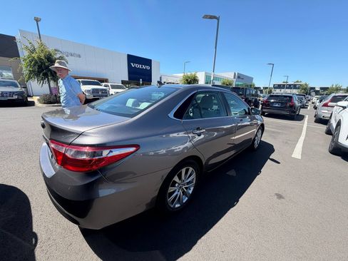 Used 2016 Toyota Camry XLE w/ Moonroof Package FWD image 4