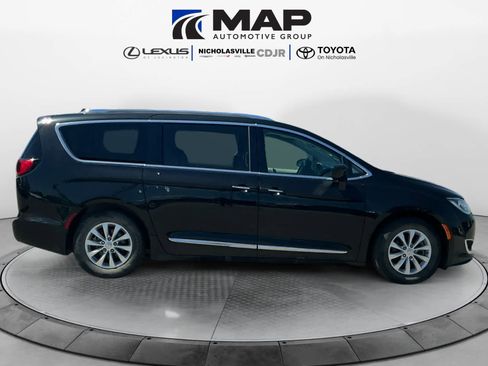 Used 2018 Chrysler Pacifica Touring-L w/ Premium Audio Group FWD image 6