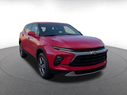 Used 2025 Chevrolet Blazer LT FWD image 3