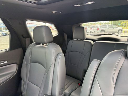 Used 2023 Buick Enclave Essence w/ Experience Buick Package FWD image 6
