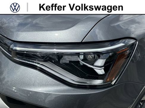 New 2026 Volkswagen Taos SE FWD image 9