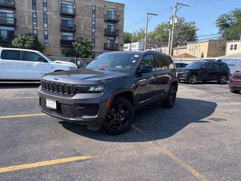 Used 2023 Jeep Grand Cherokee Altitude AWD/4WD image 3