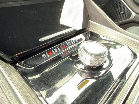 Used 2024 Jeep Wagoneer L Series II w/ Flexible Seating Group RWD image 31