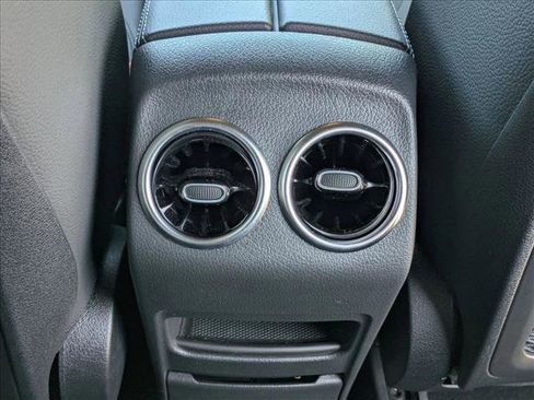 Used 2025 Mercedes-Benz GLB 250 4MATIC image 17