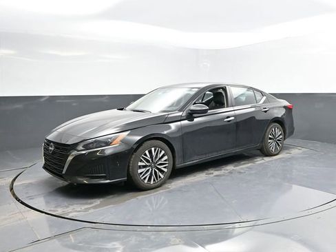 Used 2024 Nissan Altima 2.5 SV image 5