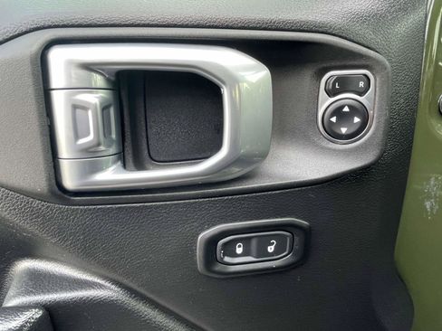 Used 2022 Jeep Wrangler Unlimited Rubicon 4xe AWD/4WD image 19