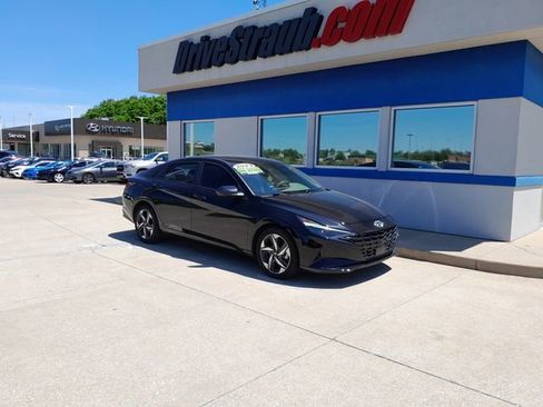 Used 2023 Hyundai Elantra SEL w/ Convenience Package FWD image 2