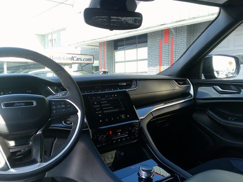 Used 2023 Jeep Grand Cherokee Altitude image 24