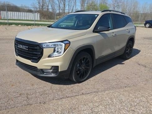 Used 2023 GMC Terrain SLE w/ Driver Convenience Package AWD/4WD image 3