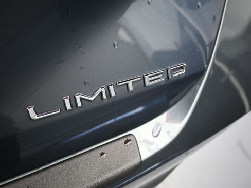 Used 2022 Toyota Avalon Limited image 12