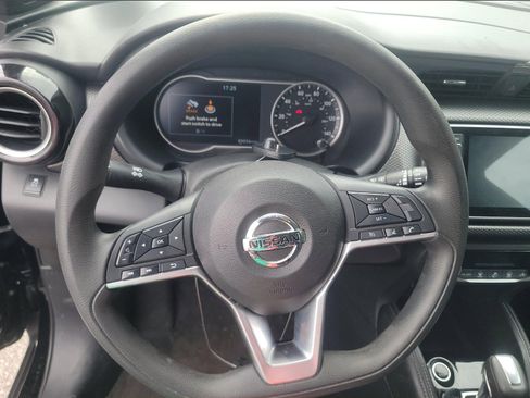 Used 2018 Nissan Kicks SV FWD image 8