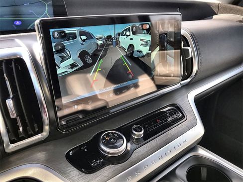 Used 2025 Ford Expedition Max Platinum image 17