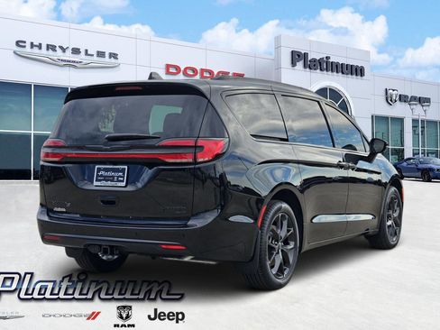 New 2026 Chrysler Pacifica Limited w/ Uconnect Theater Family Group image 5