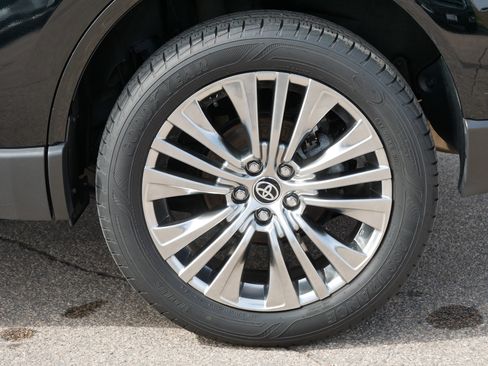Used 2023 Toyota Venza XLE AWD/4WD image 9