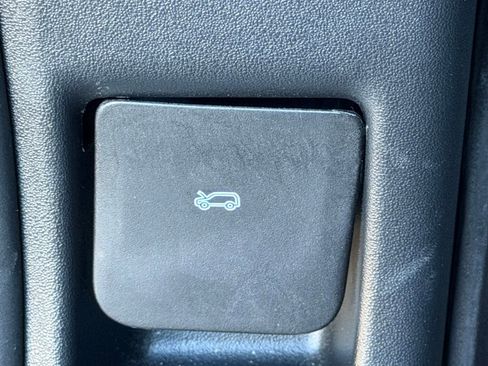 Used 2025 Land Rover Defender 90 S image 21