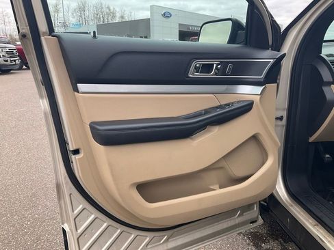 Used 2017 Ford Explorer XLT w/ Equipment Group 202A AWD/4WD image 18